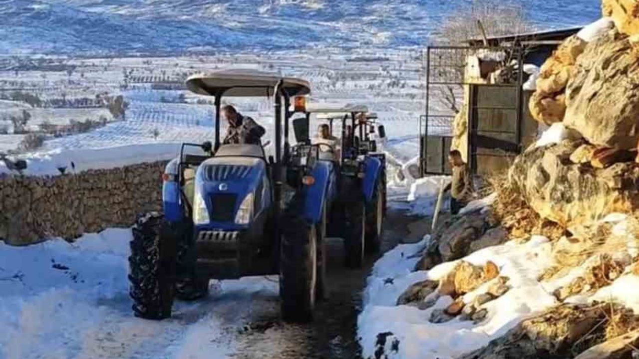 Diyarbakır'da Traktörlerle Su Taşıma Yöntemi