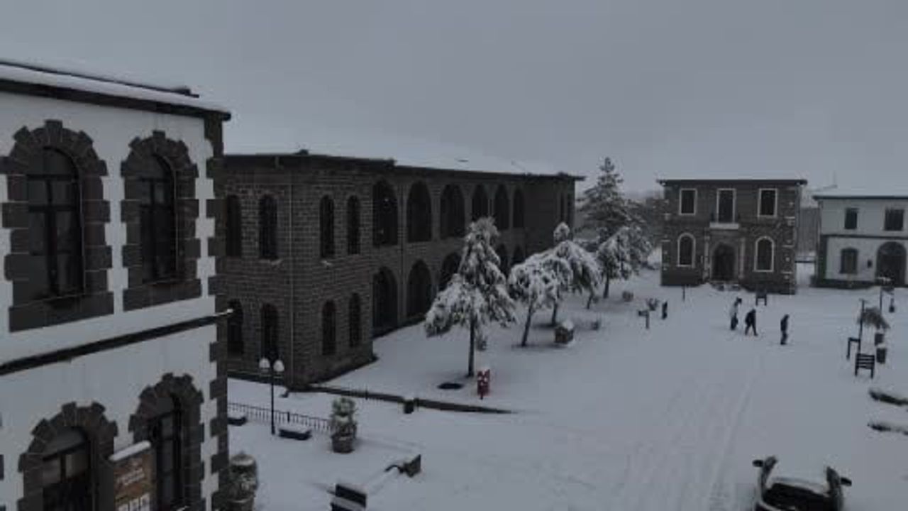 Diyarbakır'ın Tarihi Sur İlıcısı Beyaza Büründü