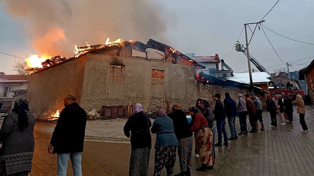 Domaniç'te Ahır Yangını Paniğe Neden Oldu