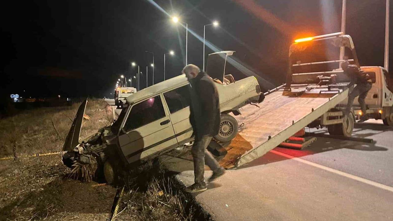 Domuza Çarpan Otomobil Sürücüsü Hayatını Kaybetti