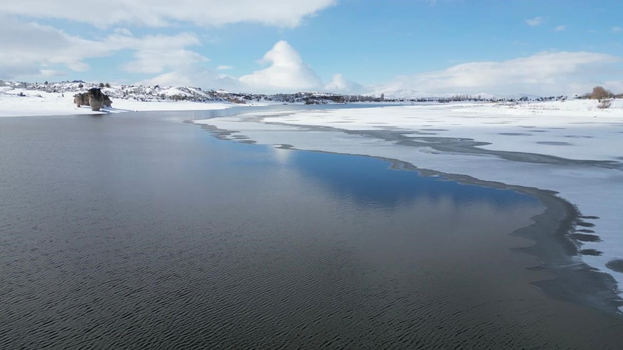 Donan Emre Gölü'nde Büyüleyici Manzaralar