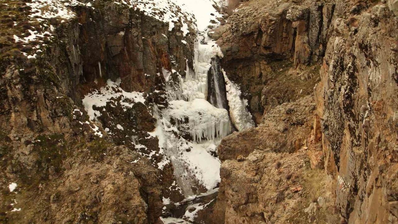 Donan Şelale: Kışın Büyüleyici Görüntüsü