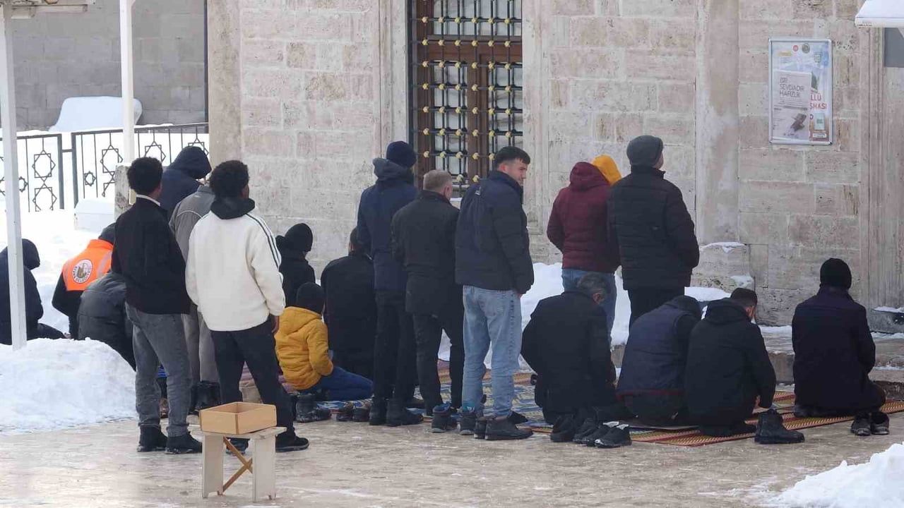 Dondurucu Soğuğa Rağmen Namazlarını Açık Havada Kıldılar