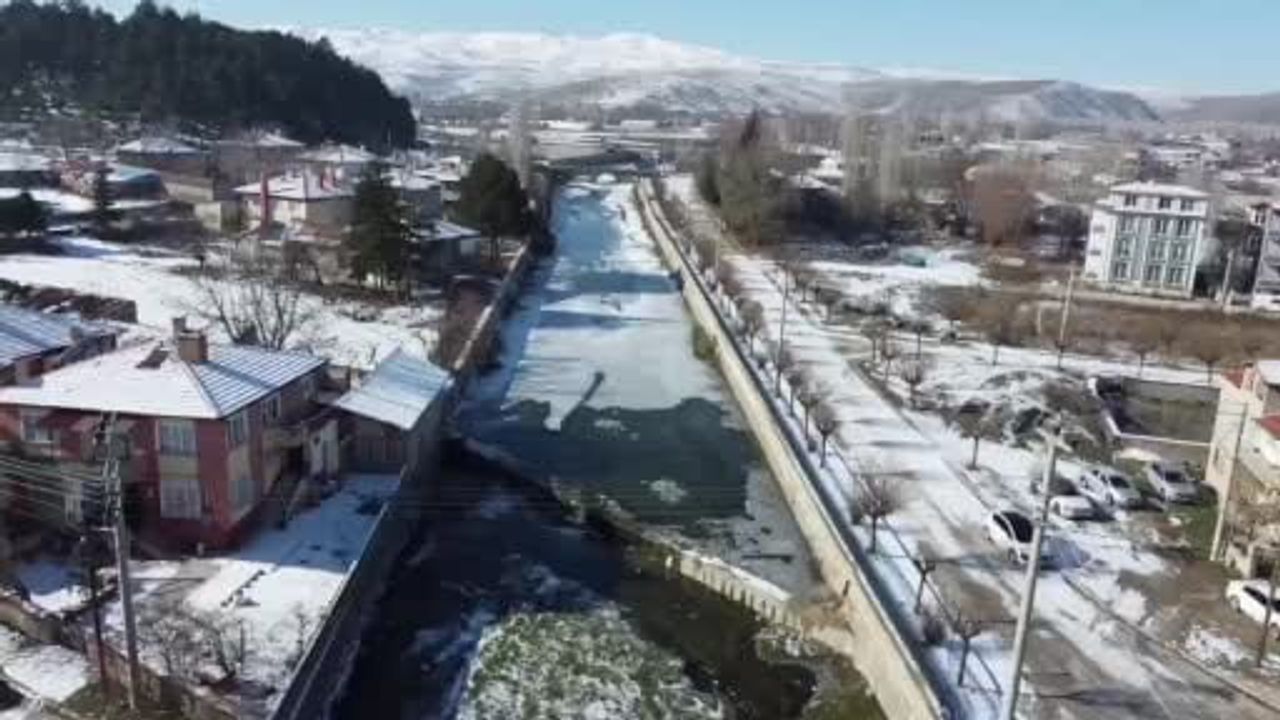 Dondurucu Soğuklar Gali Çayı’nı Buz Tuttu