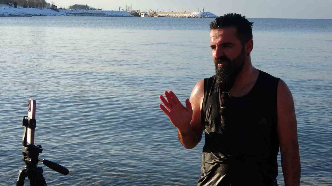 Dondurucu Soğukta Van Gölü'nde Yüzerek Sağlık Mesajı Verdi