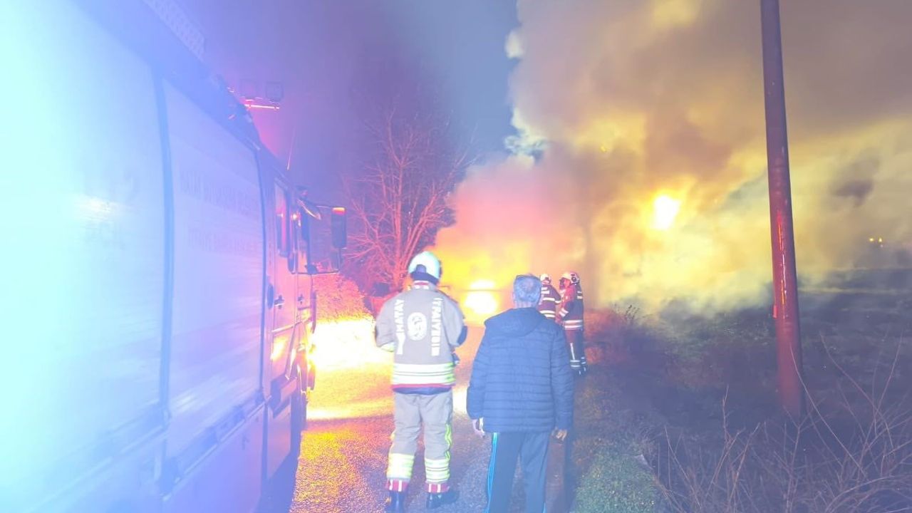 Dörtyol'da Otomobil Yangını: Araç Kullanılamaz Hale Geldi