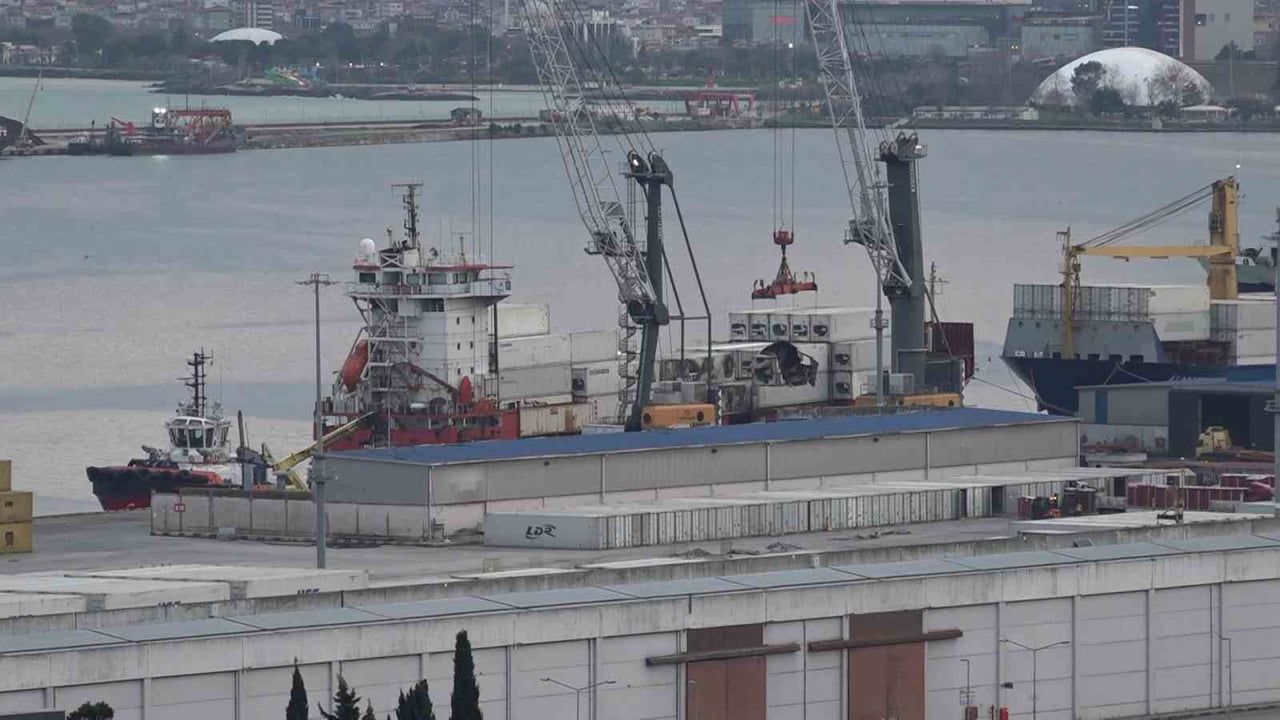 Dron Saldırısına Uğrayan Geminin Samsun Limanı'na Varışı