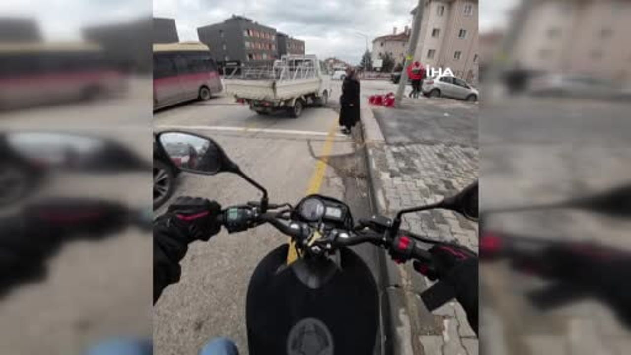 Duyarlı Sürücünün Yardımı: Yaşlı Kadına Trafikte Destek