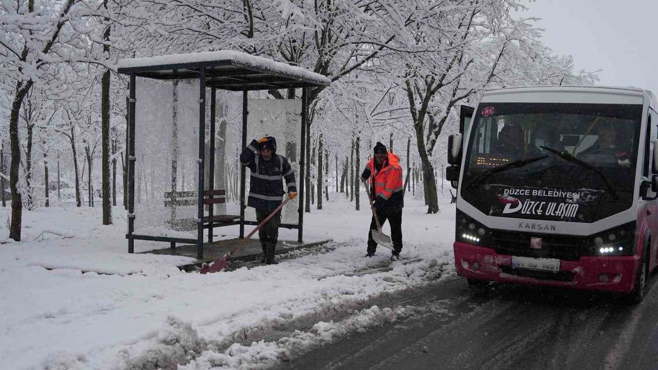 Düzce Belediyesi Karla Mücadele Çalışmalarını Sürdürüyor