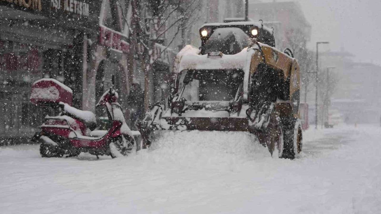 Düzce Belediyesi Karla Mücadele Çalışmalarını Sürdürüyor