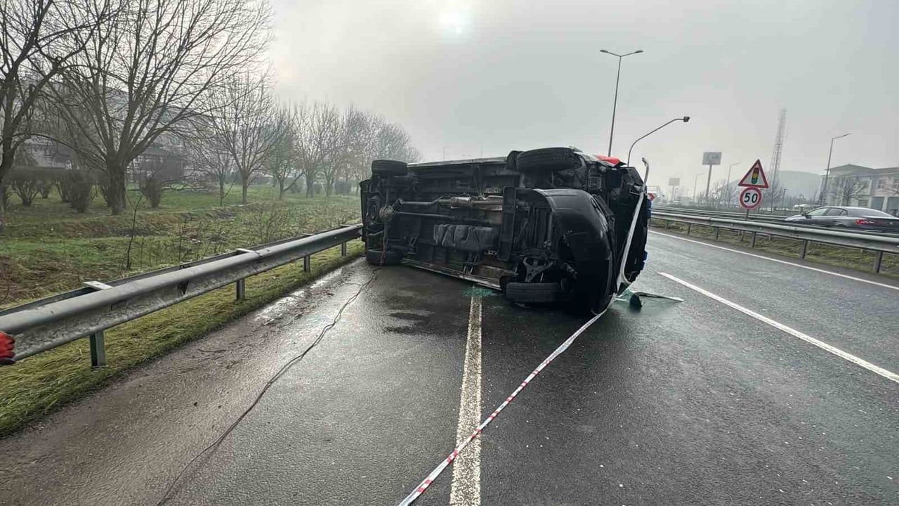 Düzce'de Ambulans Devrildi: İki Yaralı