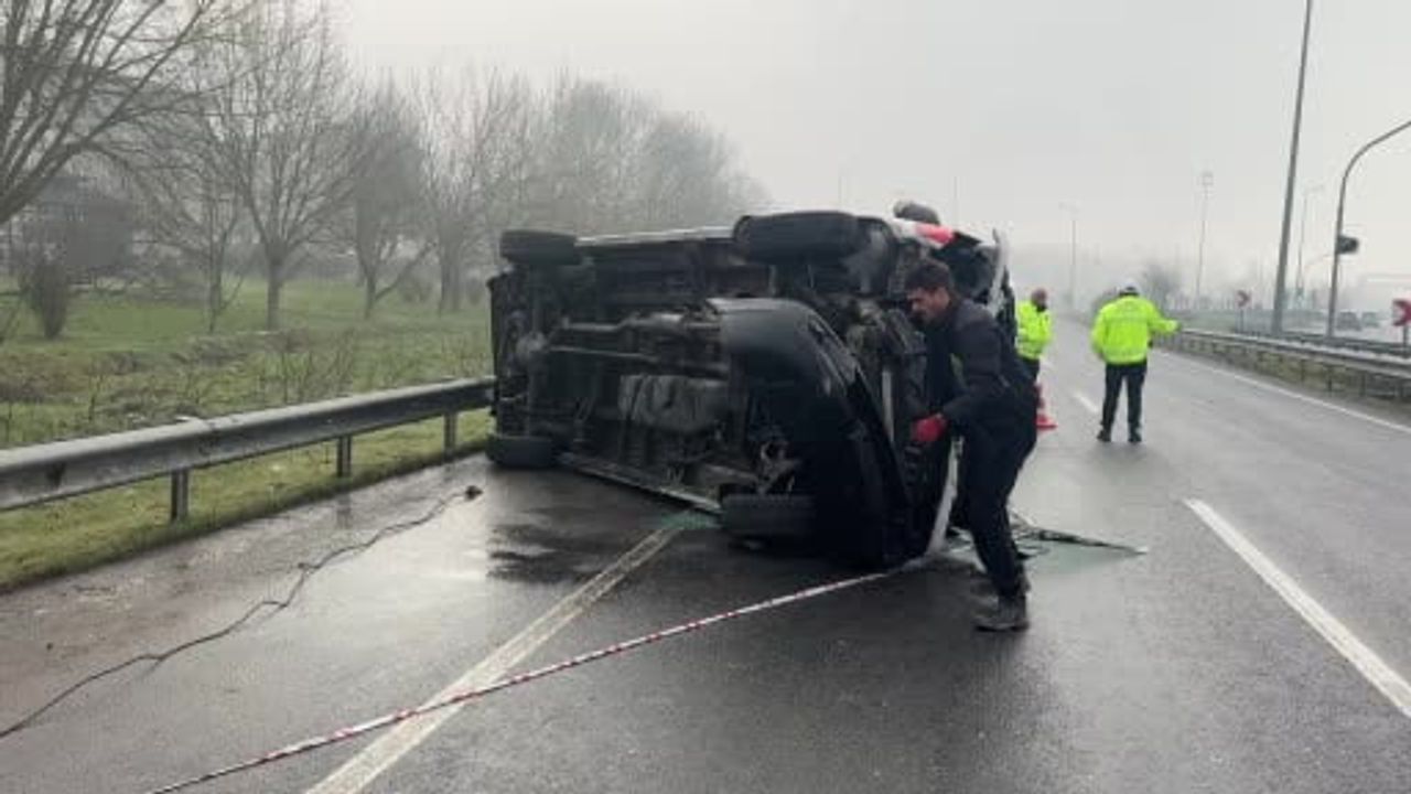 Düzce'de Ambulans Devrildi: İki Yaralı
