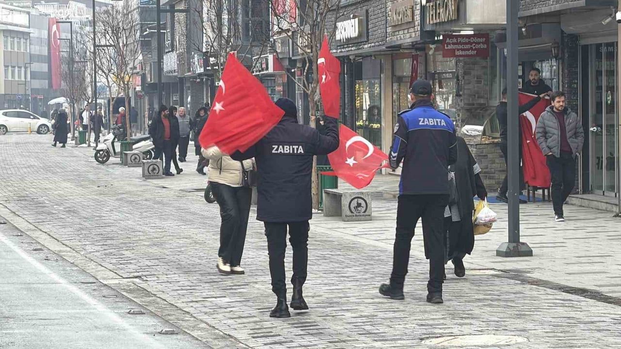Düzce'de Bayrak Seferberliği: Tek Millet, Tek Vatan Vurgusu