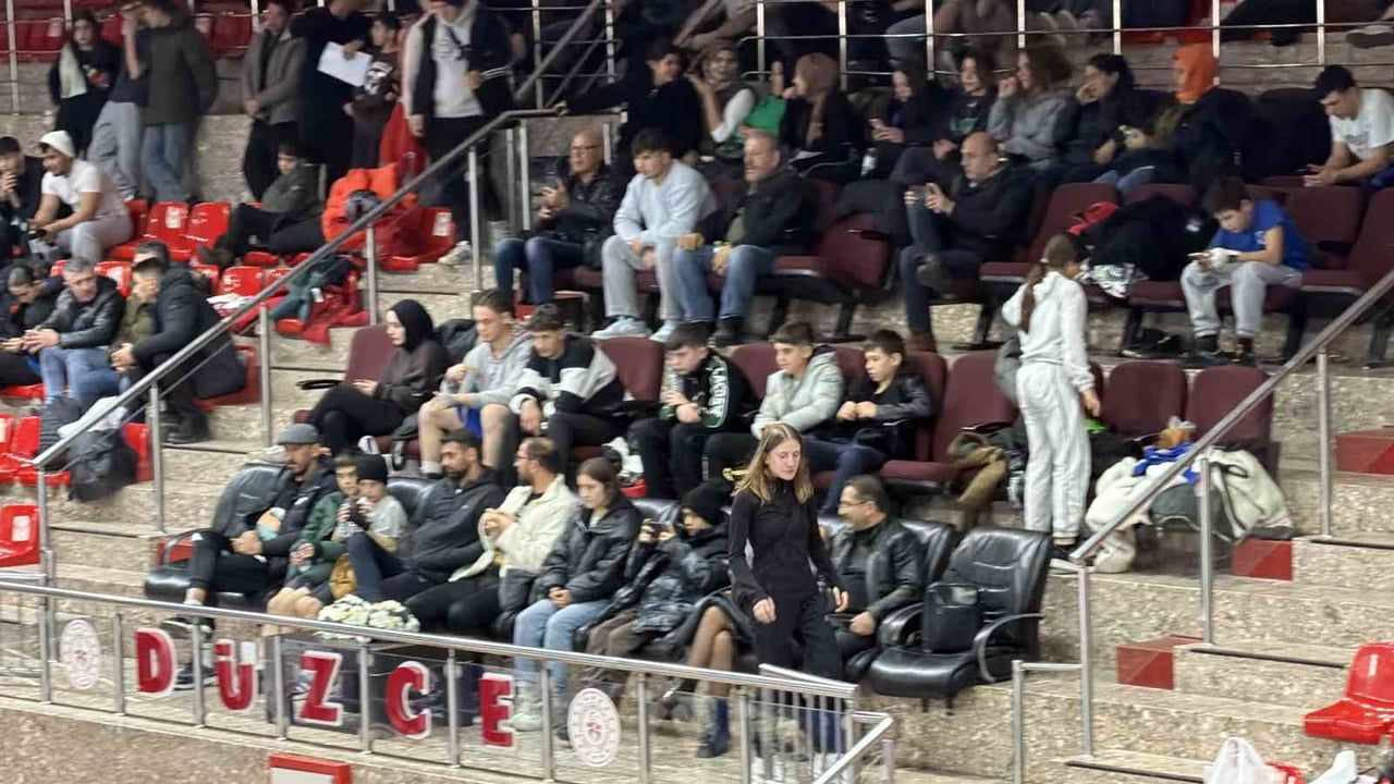 Düzce'de Boks Heyecanı: Kadir Çengel Turnuvası Gerçekleşti