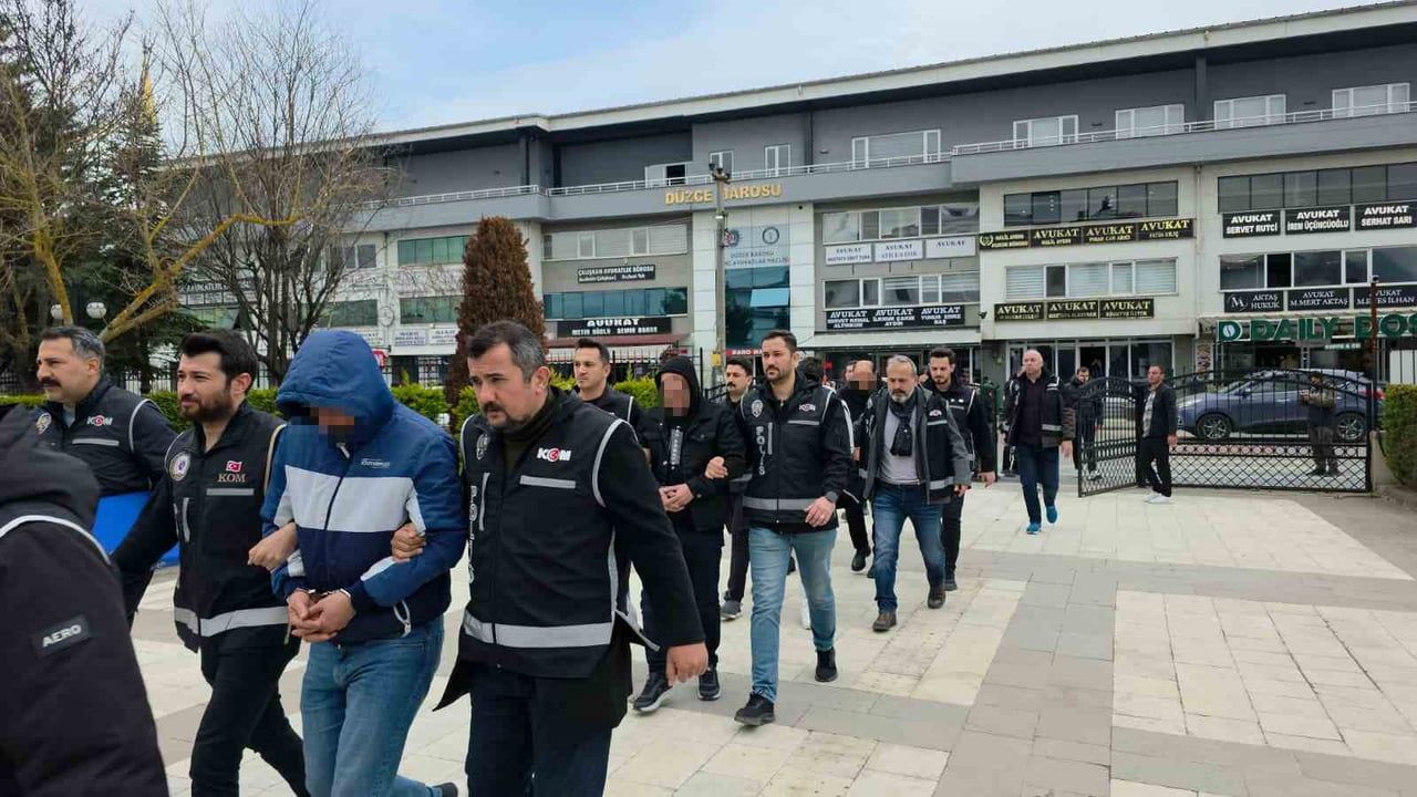 Düzce'de Dolandırıcılık Şebekesi Çökertildi
