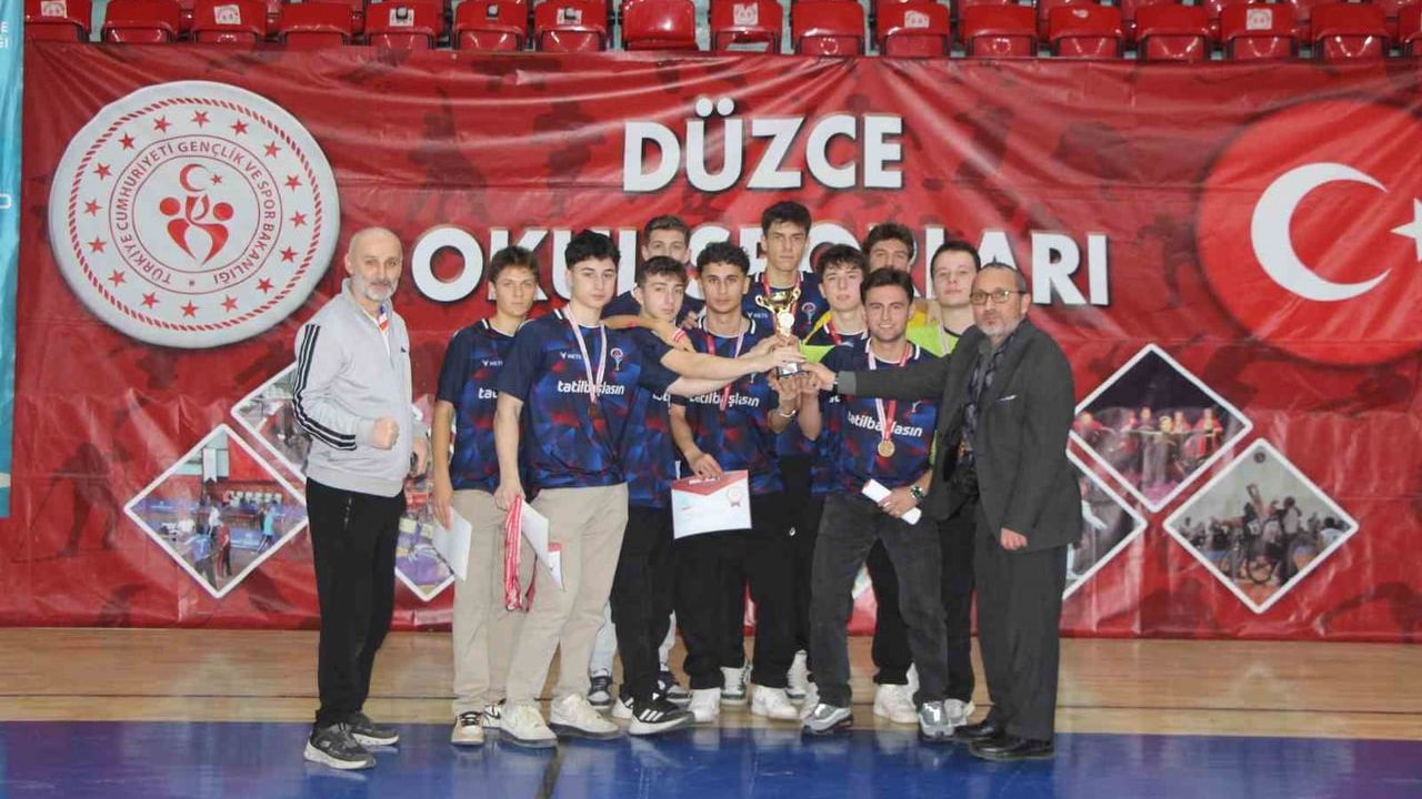 Düzce'de Genç Erkekler Futsal Turnuvası Sonuçlandı