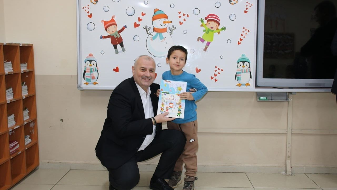 Düzce'de Karneler Dağıtıldı