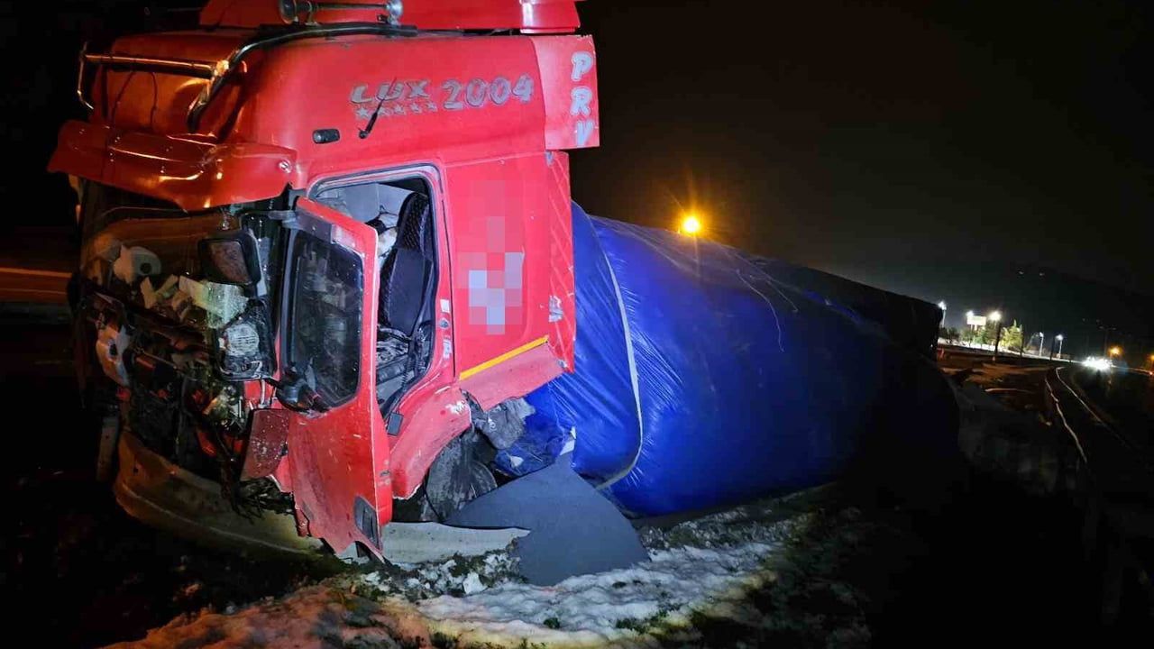 Düzce'de Lastiği Patlayan Tır Bariyere Çarptı