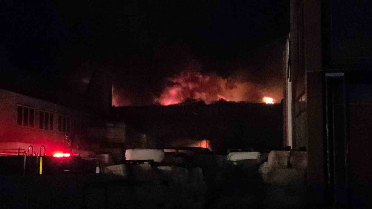 Düzce'de Strafor Fabrikasında Yangın Çıktı