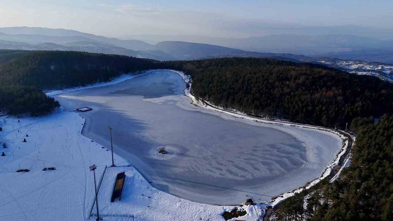 Düzce'de Topuk Yaylası'ndaki Gölet Dondu