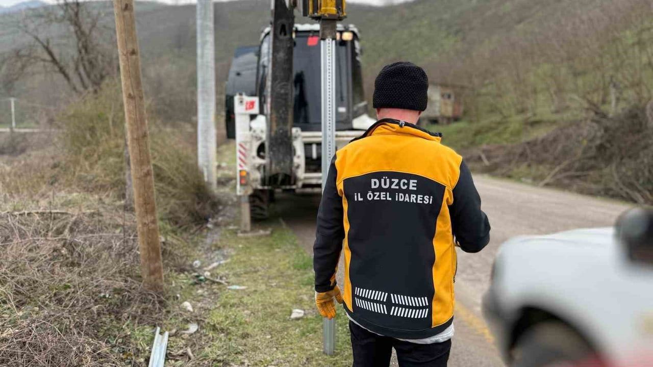 Düzce'de Ulaşım Güvenliğine Yönelik Tabela Çalışmaları Hızla Devam Ediyor