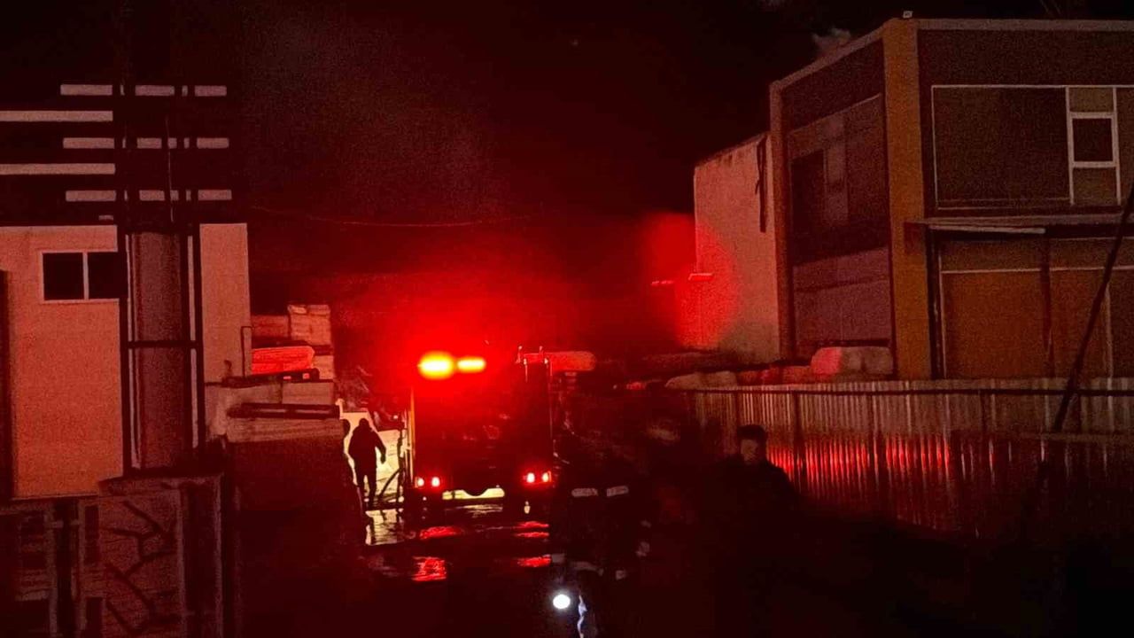 Düzce'deki Strafor Fabrikasında Yangın Söndürme Çalışmaları Devam Ediyor