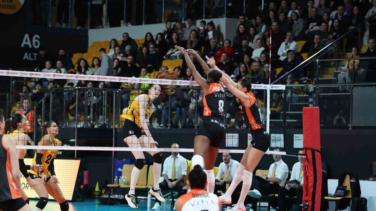 Eczacıbaşı Dynavit Derbide V. Bank'ı Yenerek Öne Geçti