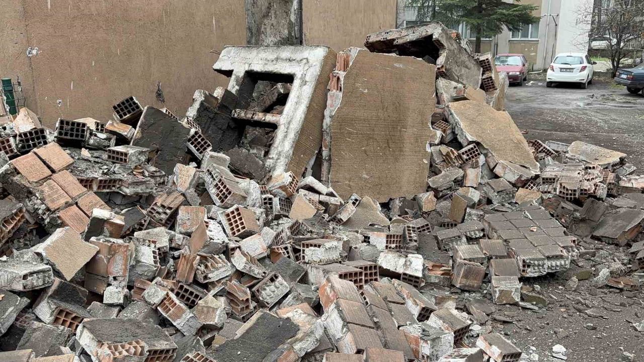 Edirne'de Apartman Bacası Çöktü