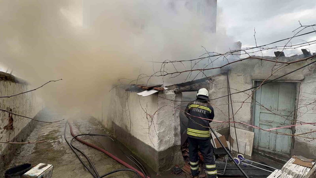 Edirne'de Depo Yangını Kontrol Altına Alındı