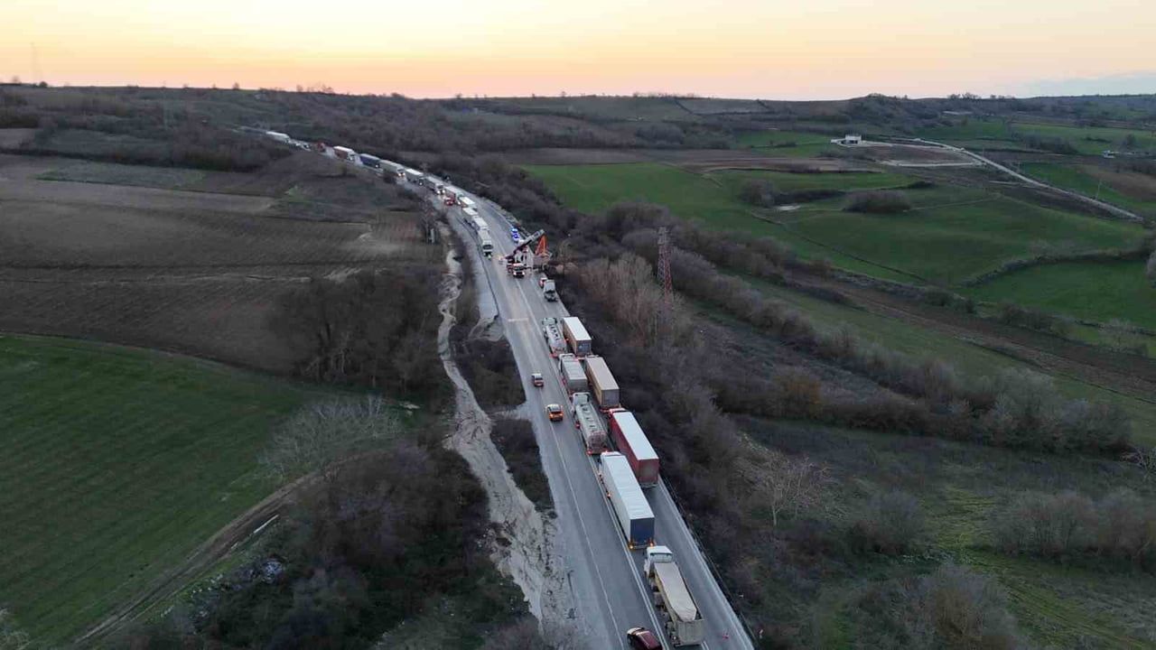Edirne'de Hafriyat Kamyonu Kazası Trafiği Kilitledi
