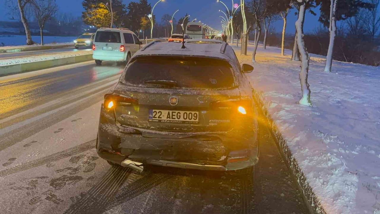 Edirne'de Kar Yağışı Sonrası Zincirleme Kaza: 9 Araç Etkilendi
