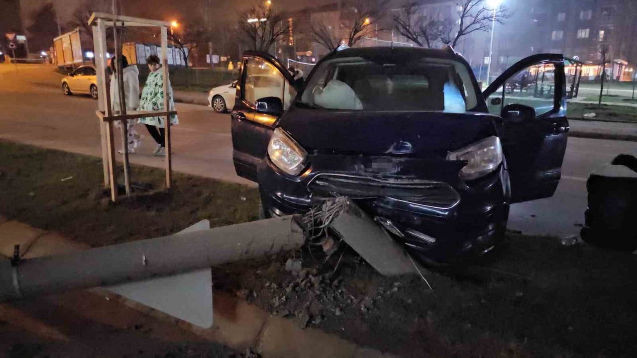 Edirne'de Kontrolden Çıkan Otomobil Refüje Çıktı