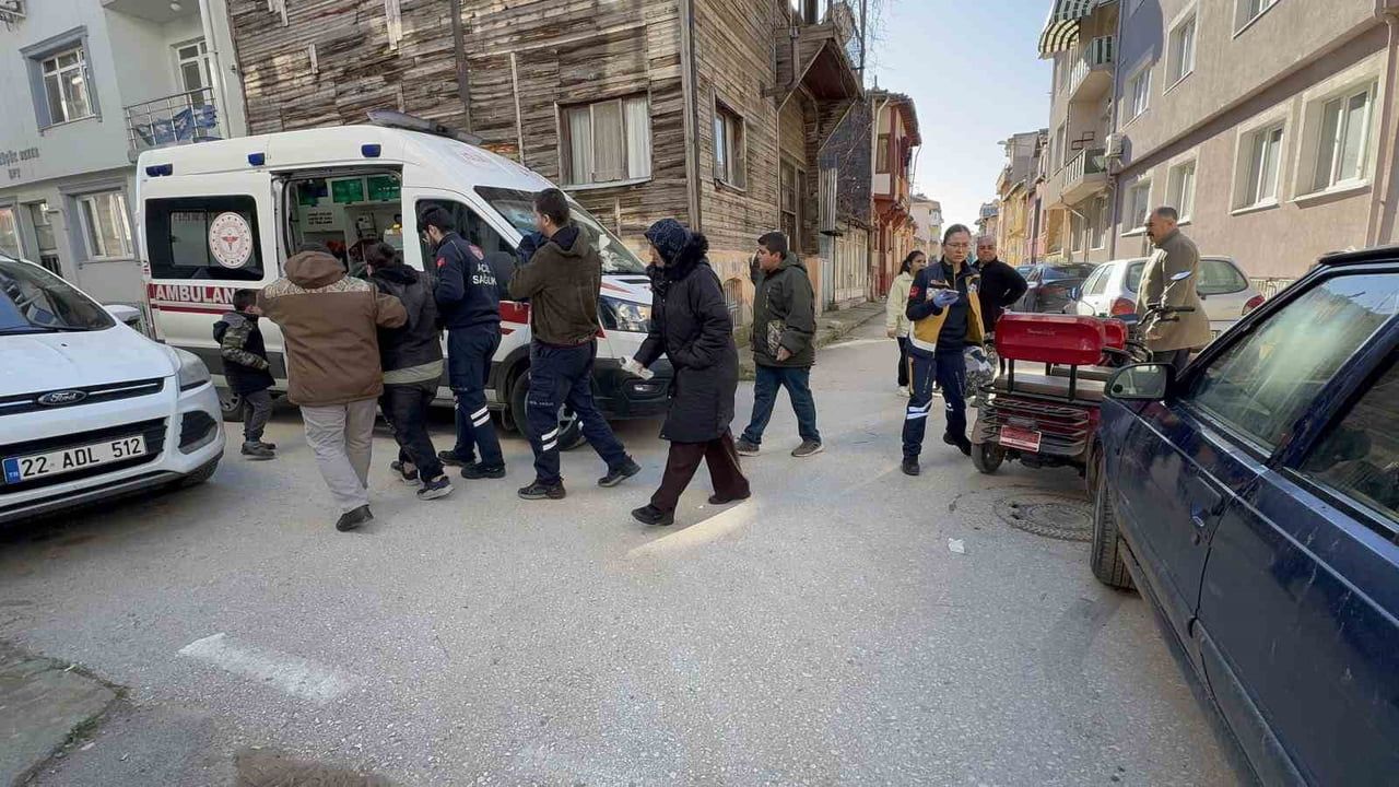 Edirne'de Motosiklet ve Otomobil Çarpışması: 3 Yaralı