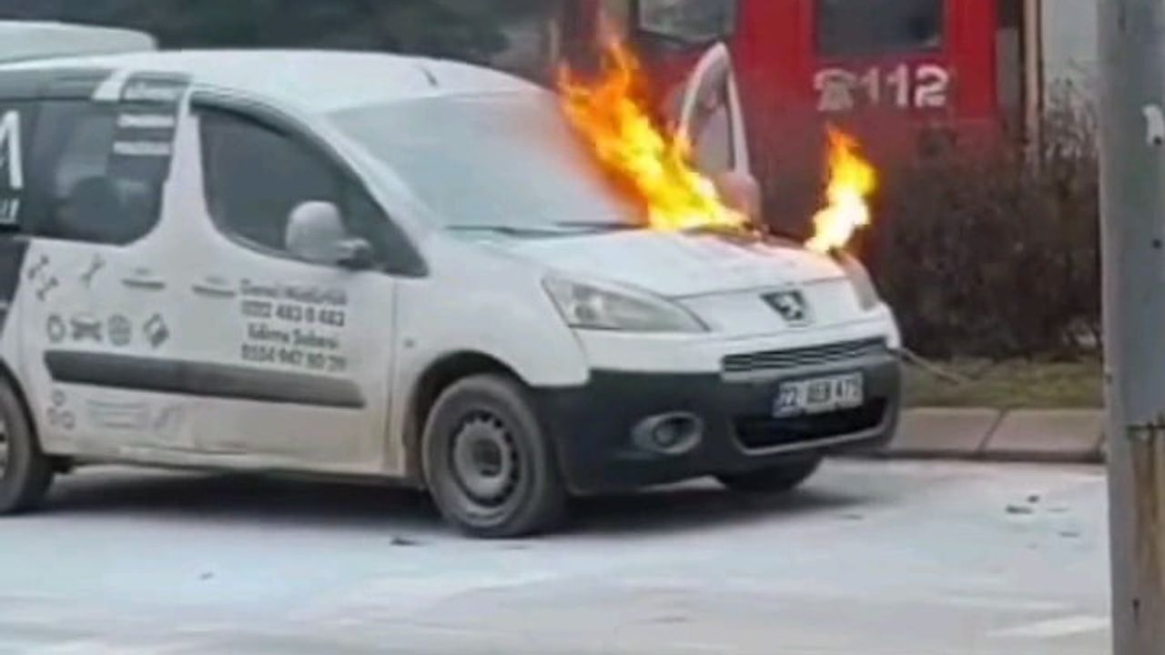 Edirne'de Otomobil Yangını Trafiği Kilitledi