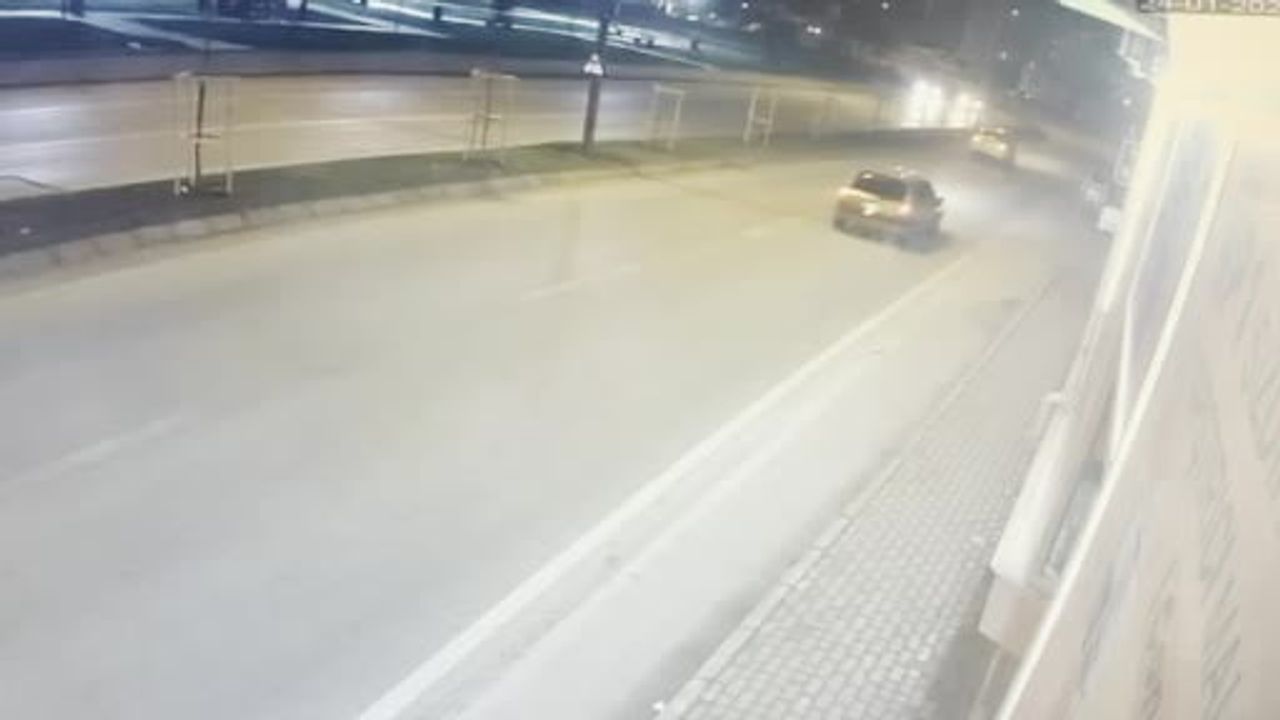 Edirne'de Otomobilin Refüje Çıkışı Güvenlik Kamerasında Kaydedildi