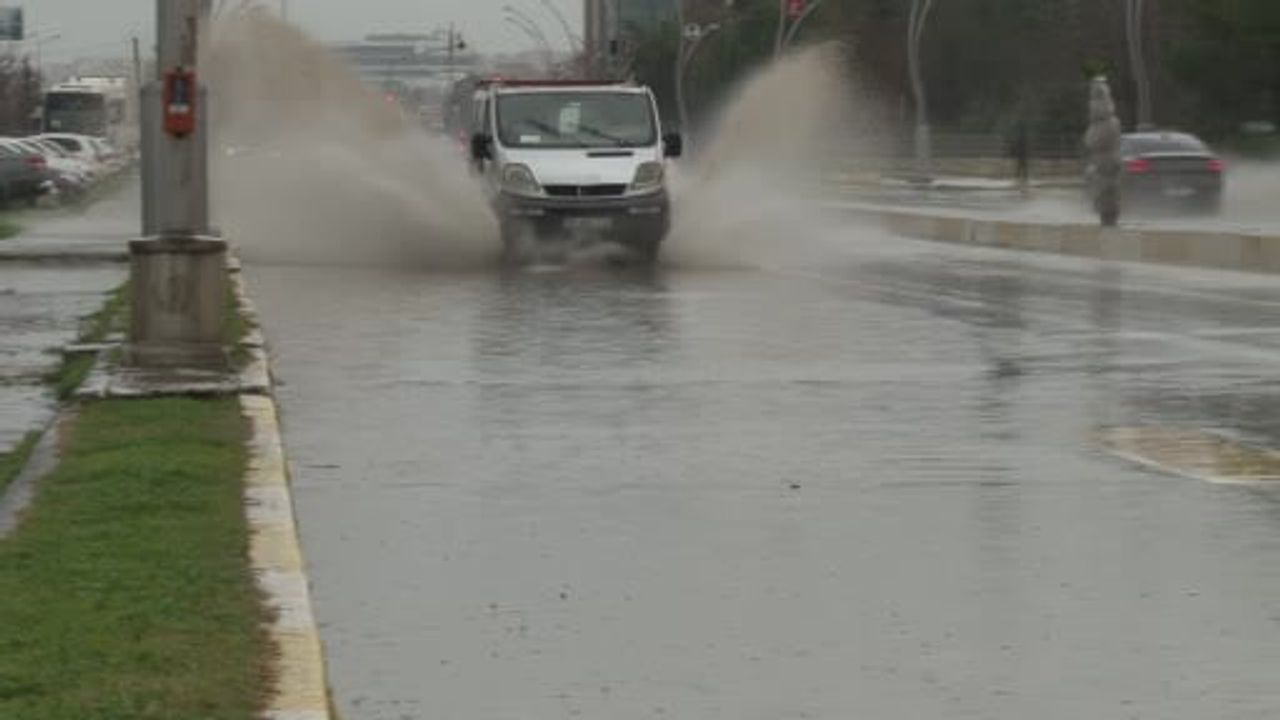 Edirne'de Sağanak Yağış Hayatı Olumsuz Etkiledi