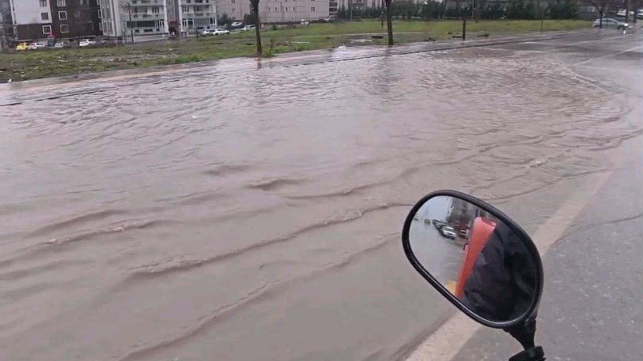 Edirne'de Sağanak Yağış Sonrası Motokuryenin Zorlu Anları