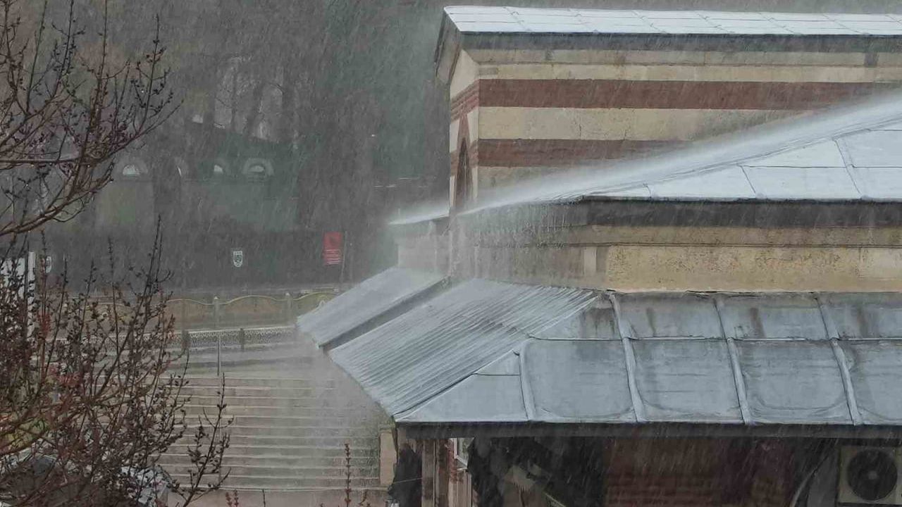 Edirne'de Sağanak Yağış Sonrası Sokaklar Göle Döndü