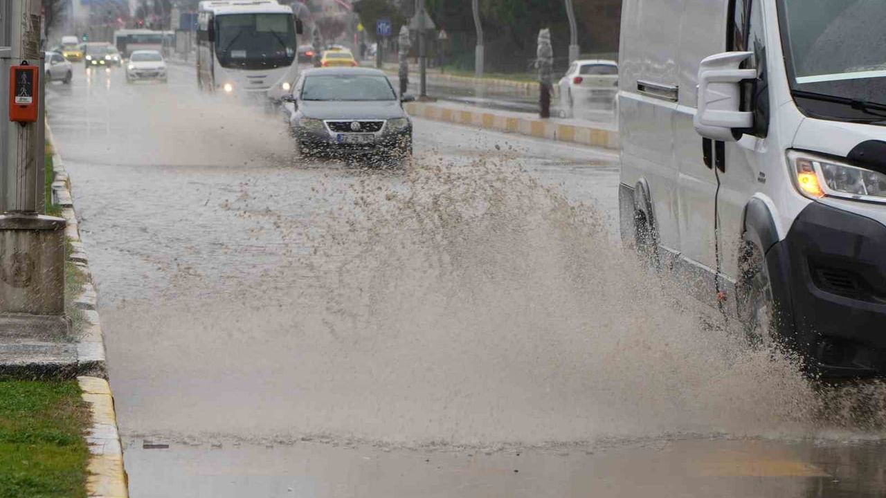 Edirne'de Şiddetli Yağışlar Caddeleri Suya Gömüyor
