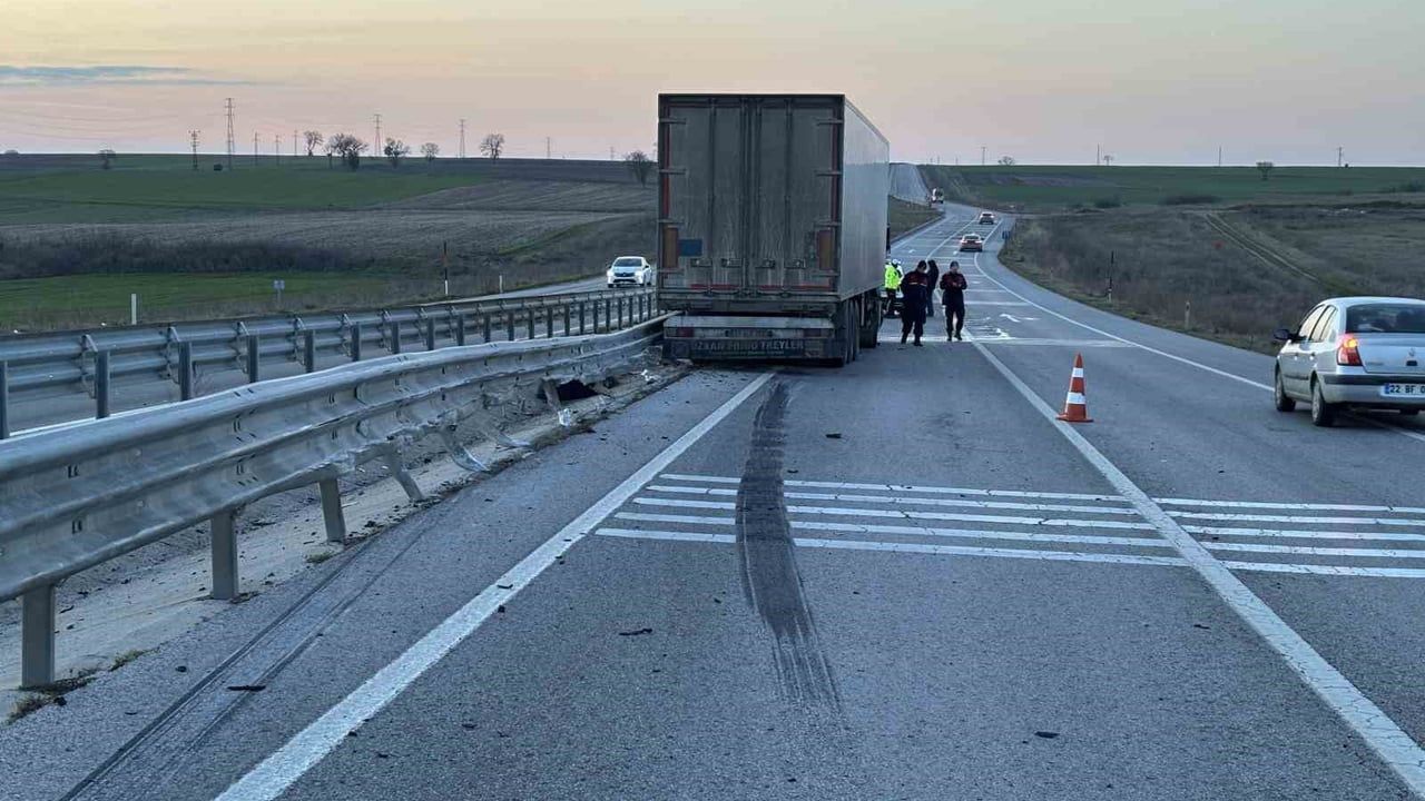 Edirne'de Trafik Kazası: 16 Ton Dolmalık Biber Yüklü Tır Bariyerlere Çarptı