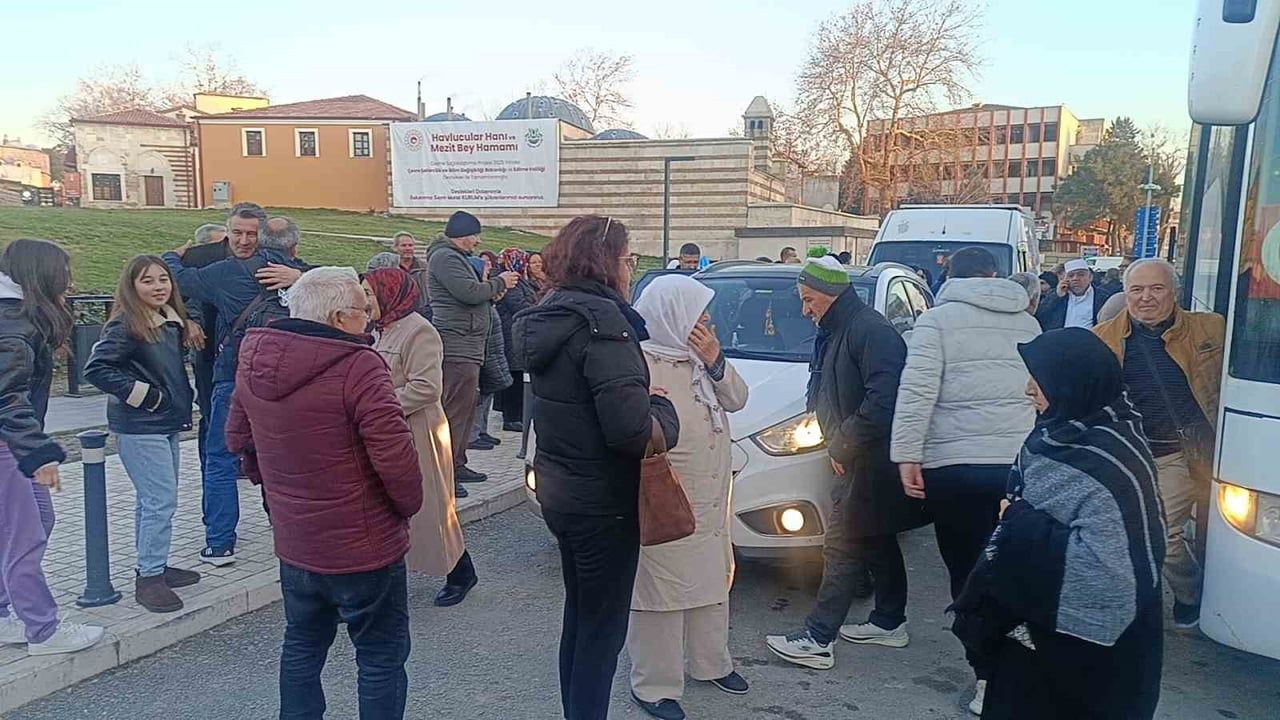Edirne'de Umreciler Selimiye Meydanı'nda Coşkuyla Karşılandı