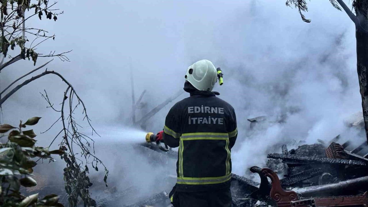 Edirne'de Yangın Paniği: Kömürlükler Yandı