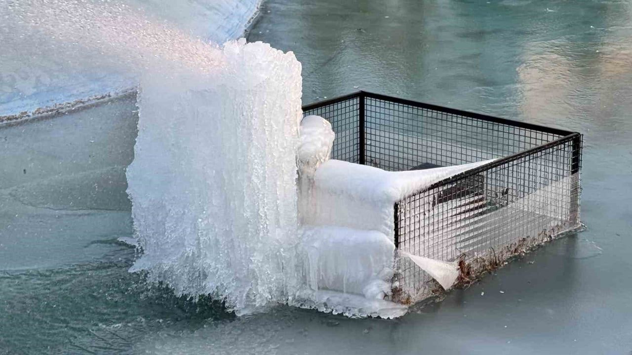 Edirne Kışında Süs Havuzları Buz Heykeline Dönüştü