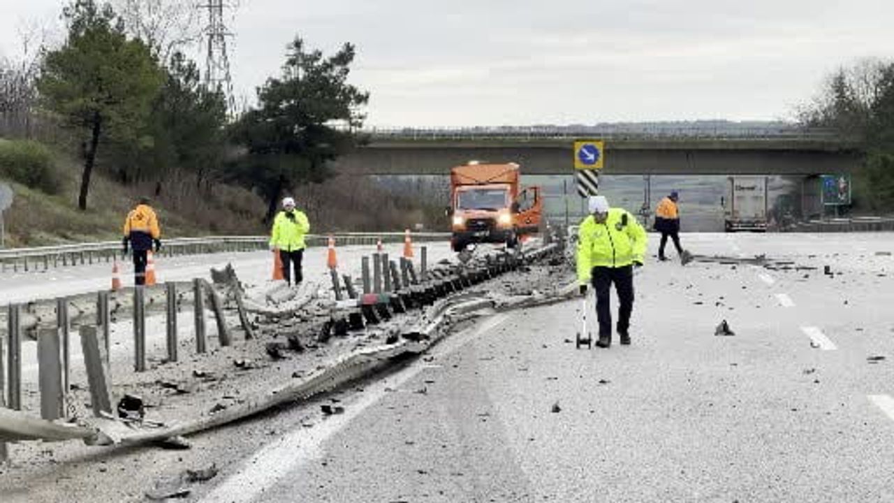 Edirne Otoyolunda Tır Kazası: Bariyerleri Parçaladı