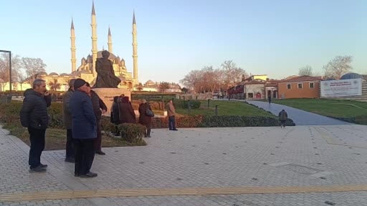 Edirne Umrecileri Selimiye Meydanı'nda Coşkuyla Karşılandı