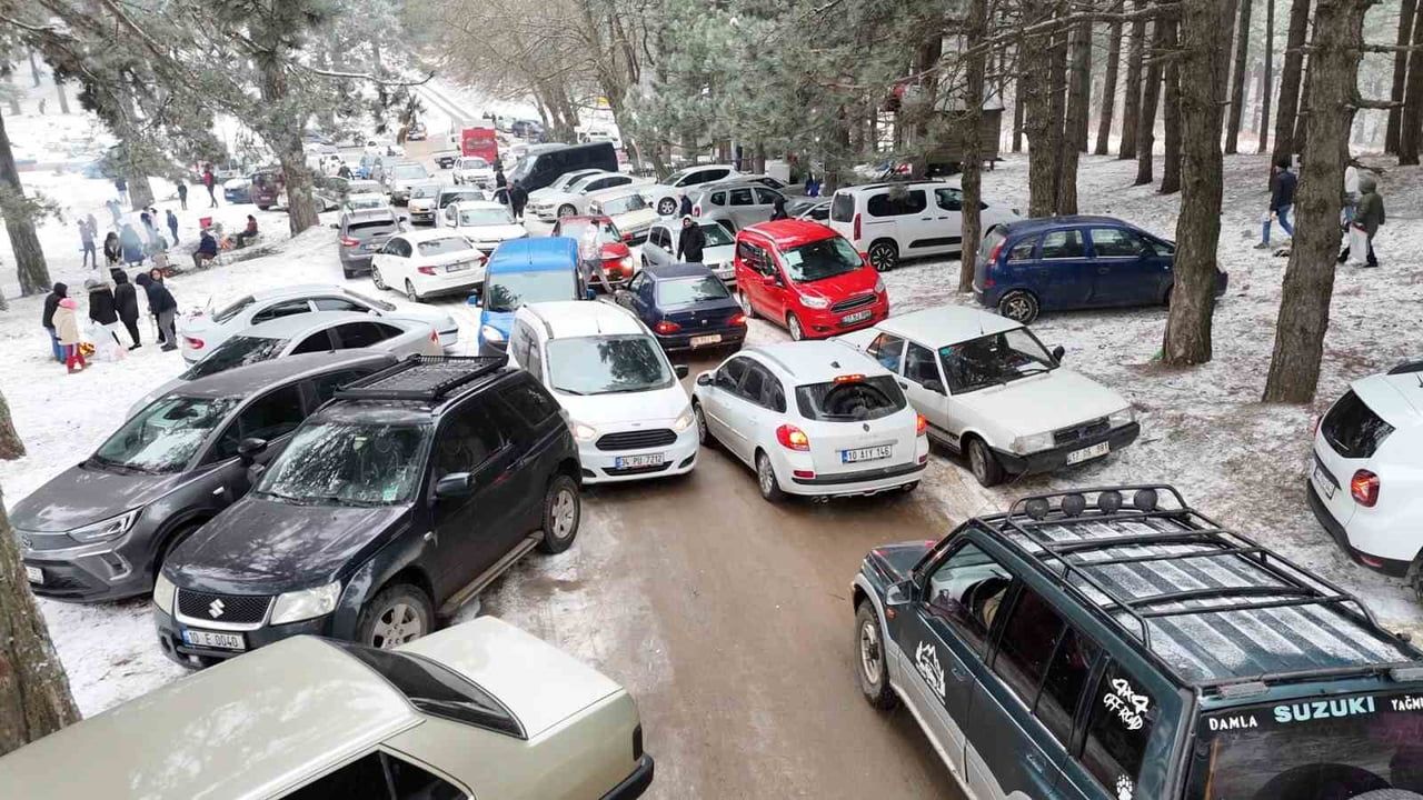 Edremit'te Kar Yağışı Coşkusu