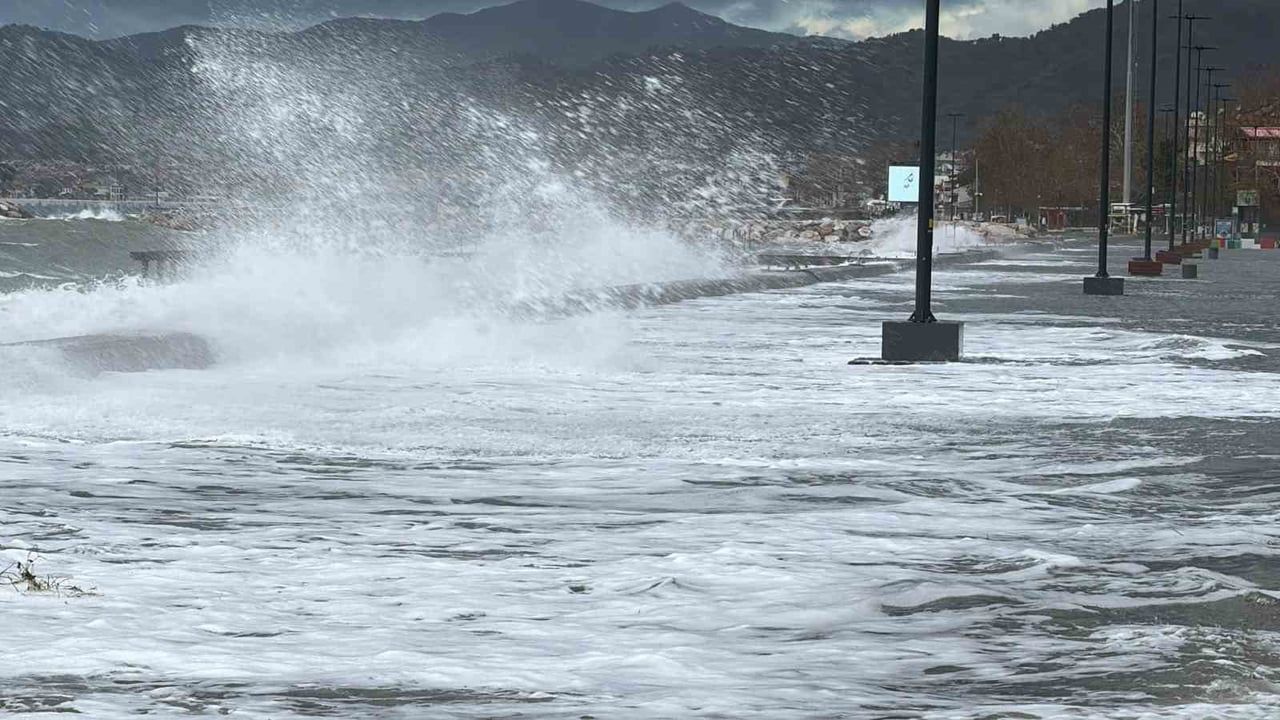 Edremit'te Lodos Fırtınası Hayatı Olumsuz Etkiledi