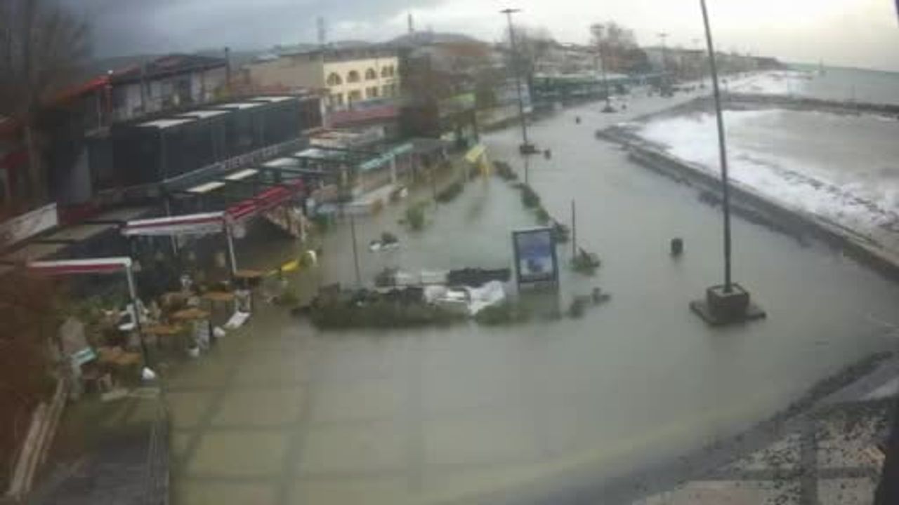 Edremit'te Lodos Fırtınası İşletmeleri Vurdu