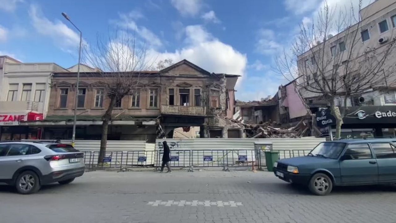 Edremit'teki Tarihi Bina Kısmen Çöktü