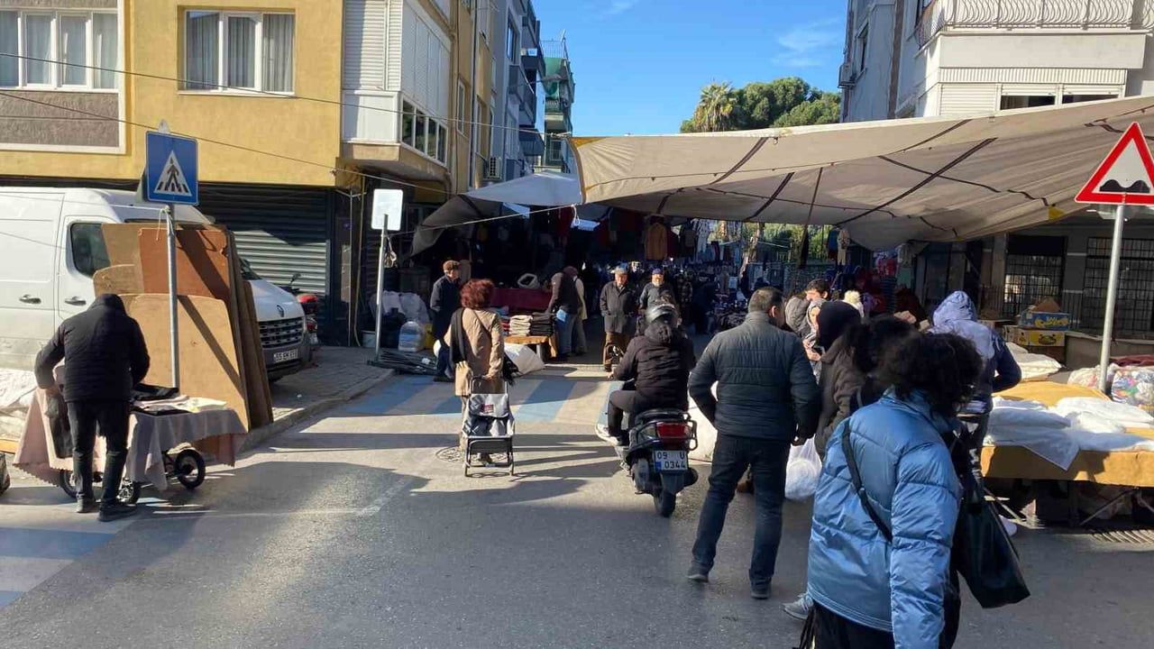 Efeler'de Salı Pazarında Silahlı Kavga: 3 Yaralı